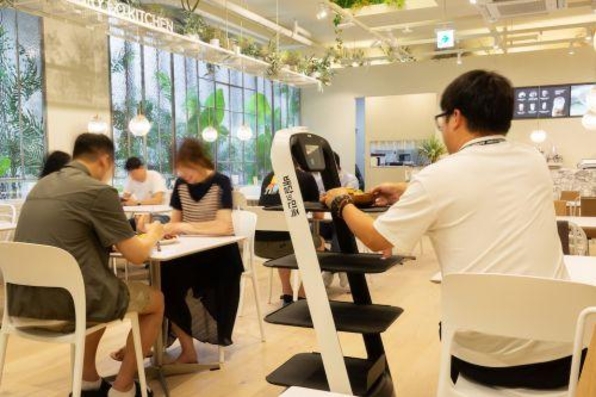 우아한형제들이 선보인 메리고키친은로봇이 음식을 서빙한다./우아한형제들