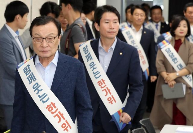 더불어민주당 이해찬 대표와 이인영 원내대표가 지난 11일 오전 서울 용산구 서울역 KTX 대회의실에서 열린 현장최고위원 회의에 참석하고 있다. /뉴시스