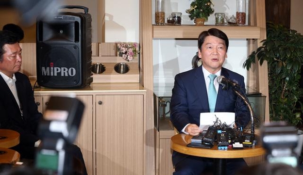 안철수 전 의원이 2018년 7월 12일 서울 여의도 한 카페에서 기자간담회를 열고 정치일선에서 물러날 뜻을 밝히고 있다. /조선일보DB