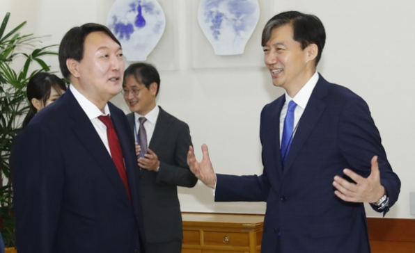 조국 법무장관(오른쪽)과 윤석열 검찰총장./연합뉴스