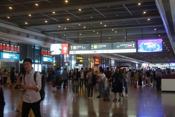 중국 중추절인 13일 중국 상하이 상하이홍차오 기차역이 기차를 타고 이동하는 사람들로 북적이고 있다. /상하이=김남희 특파원