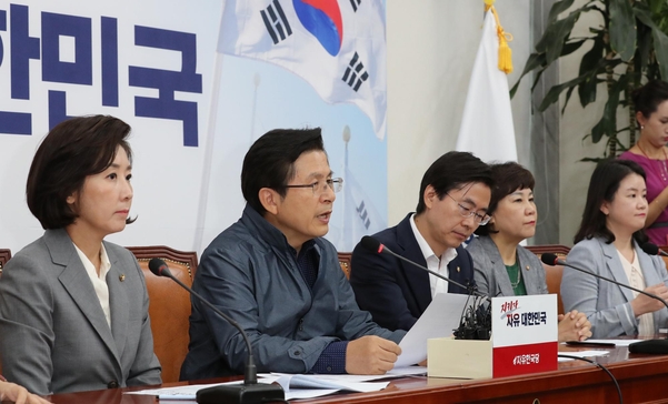 자유한국당 황교안(왼쪽에서 두번째) 대표가 16일 국회에서 열린 최고위원회의에서 발언하고 있다./연합뉴스