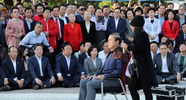 자유한국당 황교안 대표가 16일 오후 청와대 앞 분수대 광장에서 '조국 법무부 장관 파면 촉구' 삭발을 하고 있다. 뒤에서 먼저 삭발을 한 박인숙 의원이 지켜보고 있다. /연합뉴스