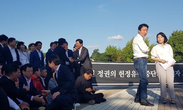 황교안 대표가 삭발을 하기 전 청와대 강기정 정무수석과 김광진 정무수석비서관이 자유한국당 의원들과 인사를 하고 있다. /김민우 기자