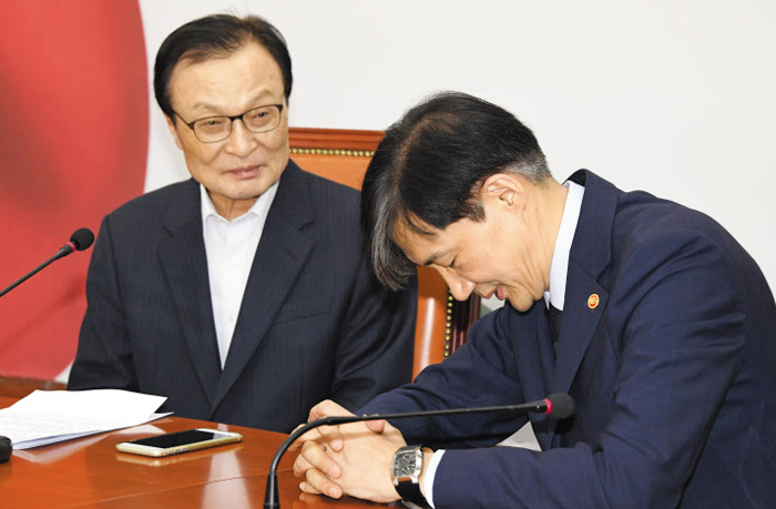조국, 국회 찾아가 취임인사 - 조국 법무부 장관이 17일 더불어민주당 이해찬 대표를 예방한 자리에서 머리를 숙이고 있다. 이날 취임 인사차 국회를 찾은 조 장관은 문희상 국회의장과 더불어민주당·정의당 지도부 등을 예방하고 “심려를 끼쳐 죄송하다”고 말했다.