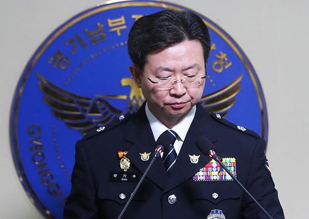19일 오전 경기 수원시 경기남부지방경찰청에서 반기수 화성연쇄살인사건 수사본부장이 화성연쇄살인사건 용의자 관련 브리핑을 하며 생각에 잠겨 있다. /연합뉴스