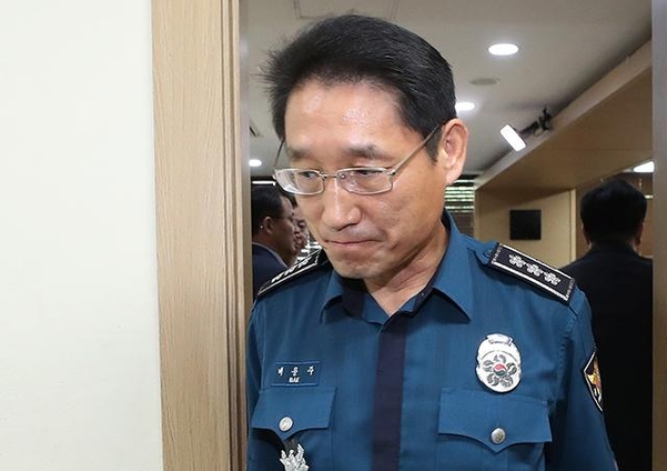 19일 오전 경기 수원시 경기남부지방경찰청에서 배용주 경기남부청장이 화성연쇄살인사건 용의자 관련 브리핑을 마치고 나오고 있다. /연합뉴스