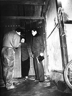 1990년 11월 9차 화성 연쇄살인 사건이 발생한 화성군 태안읍 사건현장 부근에서 탐문수사하는 경찰. 이 사건 피해자의 속옷에서 검출된 이춘재(56)의 DNA가 33년 만에 화성 연쇄 살인사건의 용의자를 특정하는 결정적 증거가 됐다. /조선DB