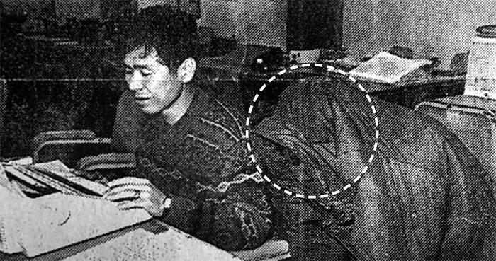화성 연쇄 살인사건의 유력 용의자인 이춘재(오른쪽 점선)가 1994년 1월 처제를 성폭행하고 살해한 혐의로 경찰에 체포돼 조사받고 있다.