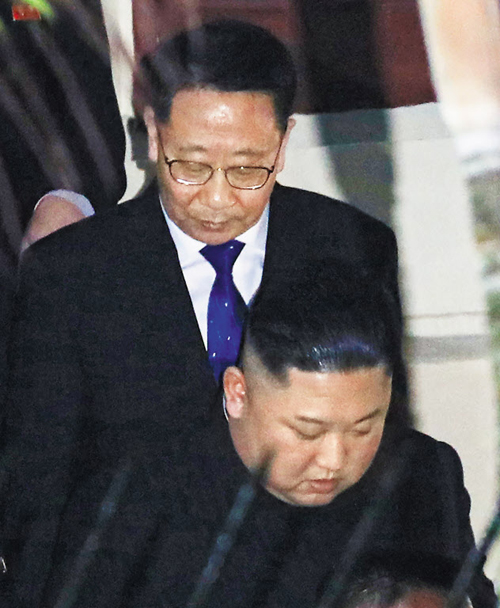 김명길(위쪽) 전 베트남 주재 북한 대사가 지난 2월 2차 미·북 정상회담을 위해 하노이를 방문한 김정은 국무위원장을 수행하고 있다. 김명길은 최근 미·북 비핵화 실무협상 북측 수석대표로 발탁됐다./연합뉴스