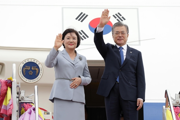 지난 3일 동남아 3개국 순방 중인 문재인 대통령과 김정숙 여사가 태국 돈무앙 공항 공군 1호기에서 환송인사들에게 손을 흔들고 있다/연합뉴스