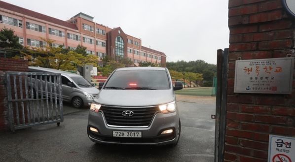 지난달 27일 오후 압수수색을 마친 검찰 차량이 경남 창원시 진해구 웅동중학교를 나서고 있다. 이 중학교는 조국 법무장관 가족이 운영한 운동학원 소유의 사립중학교다. /연합뉴스