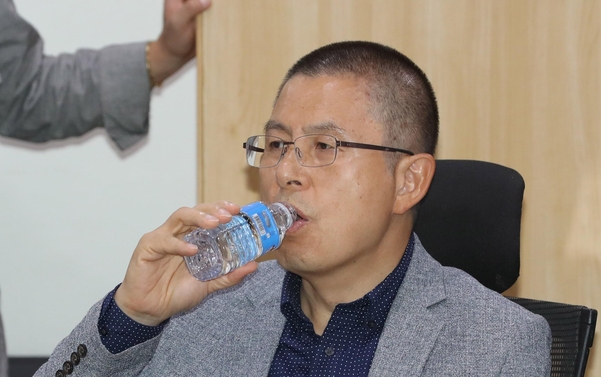자유한국당 황교안 대표가 23일 국회 의원회관에서 열린 한 행사에서 물을 마시고 있다./연합뉴스
