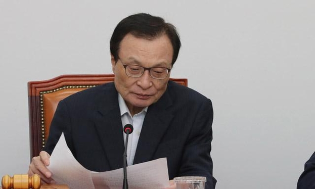 더불어민주당 이해찬 대표가 23일 오전 국회에서 열린 최고위원회의에서 회의 자료를 보고 있다. /연합뉴스