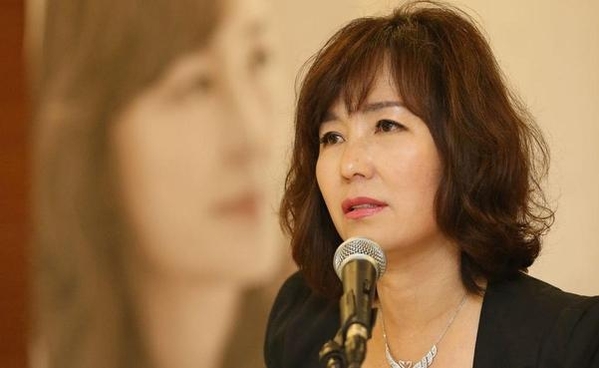 소설가 공지영이 지난 7월 30일 서울 중구 프레스센터에서 열린 장편소설 ‘해리’ 기자 간담회에서 취재진의 질의에 답하고 있다. /남강호 기자