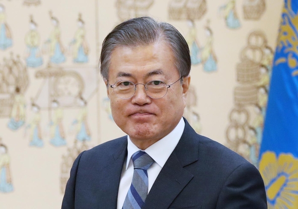 문재인 대통령이 지난달 27일 청와대에서 퇴임 대법관 훈장 수여식에 입장하고 있다/연합뉴스