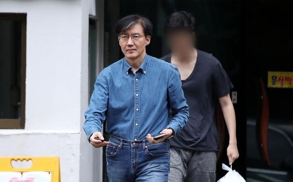 조국 법무장관이 22일 오후 서울 서초구 방배동 자택에서 아들과 함께 나오고 있다. /연합뉴스