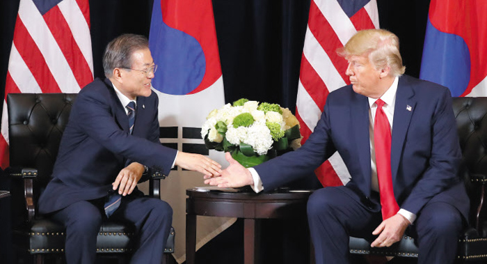문재인 대통령과 도널드 트럼프 미국 대통령이 지난 23일 뉴욕 인터콘티넨털 바클레이호텔에서 만나 악수하고 있다.