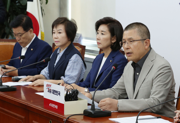 자유한국당 황교안 대표(오른쪽)가 30일 오전 국회에서 열린 최고위원회의에서 발언하고 있다./연합뉴스