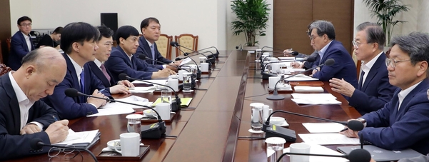 문재인 대통령이 30일 오전 청와대에서 조국 법무부 장관의 업무보고를 받고 있다. /청와대 제공