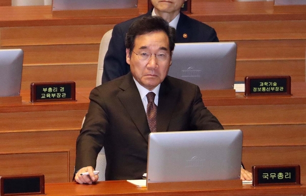 이낙연 국무총리가 30일 오후 국회 본회의장에서 열린 경제분야 대정부질문에 참석하고 있다./연합뉴스
