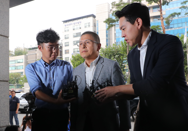 자유한국당 황교안 대표가 패스트트랙 충돌 사건 관련 조사를 받기 위해 1일 오후 서울 양천구 남부지검에 출석하고 있다./연합뉴스