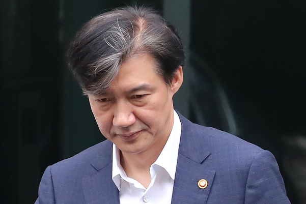 조국 법무장관이 2일 오전 서울 서초구 방배동 자택을 나와 출근하고 있다. /연합뉴스