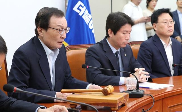 더불어민주당 이해찬 대표(왼쪽)가 2일 오전 국회에서 열린 최고위원회의에서 발언하고 있다. /연합뉴스