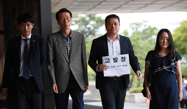 보수 성향 변호사 단체인 '한반도 인권과 통일을 위한 변호사모임(한변)' 관계자들이 고발장을 들고 2일 오후 서울 서초동 중앙지검으로 향하고 있다./연합뉴스