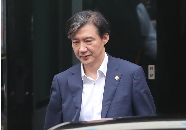 조국 법무부 장관이 2일 오전 서울 서초구 방배동 자택을 나와 출근하고 있다. /연합뉴스