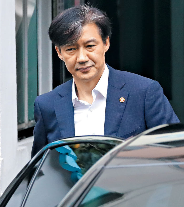 조국 법무부 장관이 2일 오전 서울 방배동 자택을 나서고 있다.