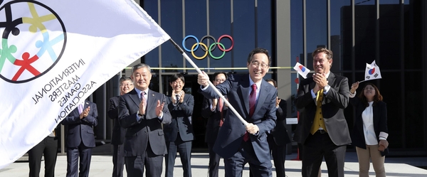 송하진 전북도지사가 2일 스위스 로잔 올림픽박물관에서 2022 아태마스터스대회 개최지로 확정되고 옌스홀름 IMGA 사무총장에게 축하를 받고 있다.