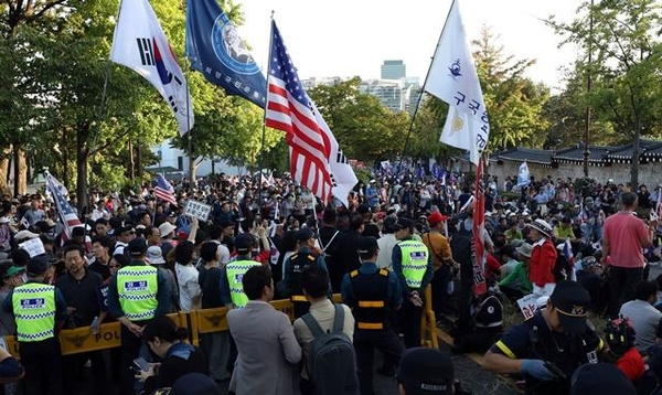 문재인 대통령의 하야와 조국 법무부장관의 사퇴를 촉구하는 보수단체 회원들이 3일 서울 청와대 춘추관 앞에서 경찰과 대치하고 있다. /뉴시스