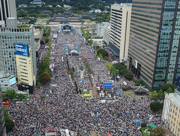 3일 서울시청 방향에서 바라본 광화문광장 주변이 ‘조국 사퇴’ 집회 참가자로 가득 차 있다./ 전기병 기자