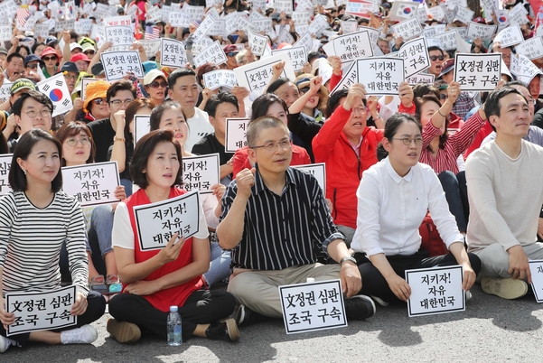 자유한국당 황교안 대표와 나경원 원내대표 등 당원들이 3일 오후 광화문 광장에서 열린 `문재인 정권 헌정유린 중단과 위선자 조국 파면 촉구' 광화문 규탄대회에서 구호를 외치고 있다./연합뉴스