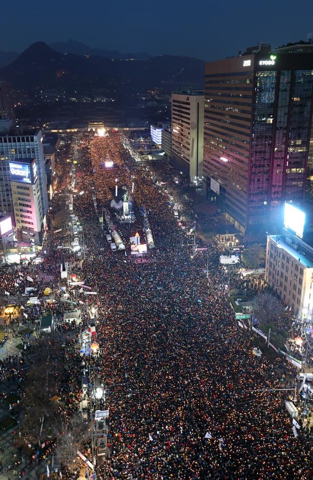 2016년 12월 3일 오후 제6차 촛불집회가 열린 서울 광화문광장에서 시민들이 촛불을 들고 광장을 가득 메우고 있다. /남강호 기자