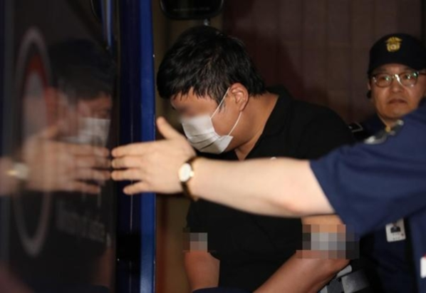 조국 법무장관 가족을 둘러싼 사모펀드 투자 의혹의 '몸통'인 조 장관의 5촌 조카인 조모씨가 지난달 16일 새벽 서울 서초동 서울중앙지검에서 조사를 받은 뒤 구치소로 향하는 호송차에 타고 있다. /연합뉴스