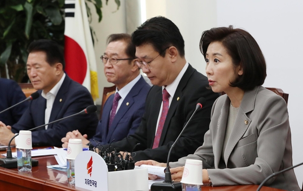 자유한국당 나경원(오른쪽) 원내대표가 4일 국회에서 열린 '文실정 및 조국 심판' 국정감사대책회의에서 발언하고 있다./연합뉴스