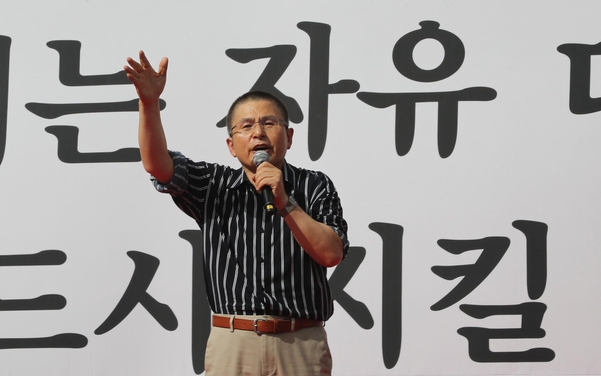 자유한국당 황교안 대표가 지난 3일 서울 광화문 세종문화회관 앞에서 열린 '문재인 정권의 헌정유린 중단과 위선자 조국 파면 촉구 광화문 규탄대회'에서 발언하고 있다./연합뉴스