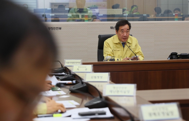 이낙연 국무총리가 4일 세종시 정부세종2청사 중앙재난안전상황실 세종센터에서 열린 태풍 미탁 피해 및 아프리카돼지열병 방역상황 점검회의에서 모두발언하고 있다./연합뉴스
