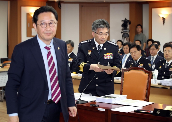 더불어민주당 김한정 의원이 4일 오전 서울 서대문구 경찰청에서 열린 국회 행정안전위원회의 경찰청 국정감사에서 민갑룡 경찰청장에게 전날 집회와 관련한 고발장을 전달하고 있다/연합뉴스
