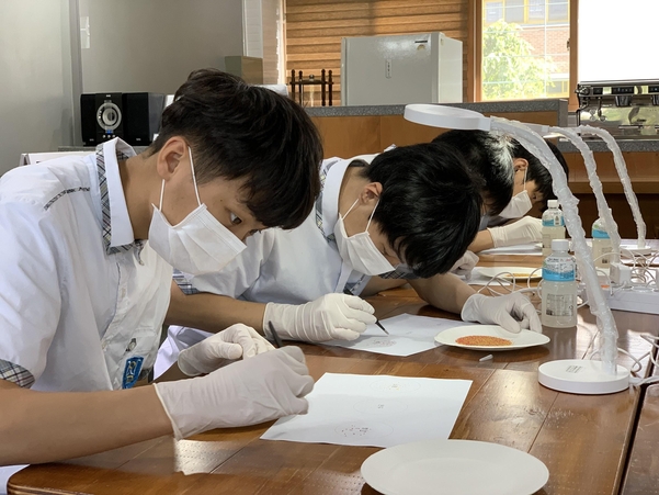 경기도교육청 산하 남양주 경은학교는 올해 중증장애학생을 대상으로 산림지원가를 양성하는 취업 프로그램을 개발해 운영하고 있다. 사진은 지난 3월 해당 취업프로그램에 참가해 교육을 받고있는 학생들의 모습. /경기도교육청 제공