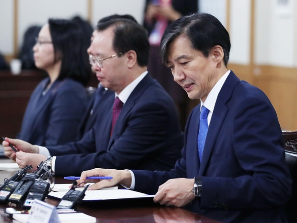 조국 법무장관이 지난달 30일 열린 법무·검찰개혁위원회 회의에 참석한 모습. /뉴시스