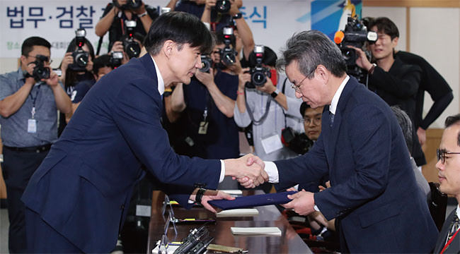 조국 법무부 장관이 지난 9월 30일 경기 정부과천청사 법무부에서 열린 제2기 법무·검찰개혁위원회 발족식에서 위원장인 김남준 변호사(법무법인 시민)에게 위촉장을 수여하고 있다. photo 뉴시스