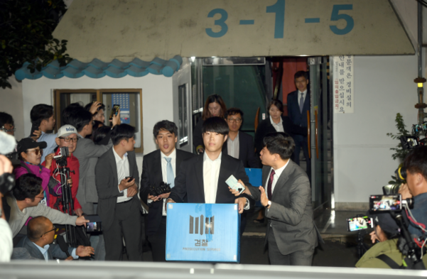 지난달 23일 오후 서울 서초구 방배동 조국 법무부 장관의 자택에서 검찰 관계자들이 압수 수색을 마치고 밖으로 나서고 있다. /연합뉴스