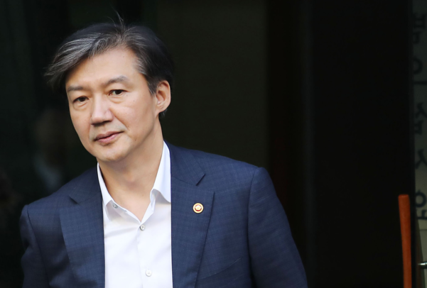 지난 4일 오전 출근하기 위해 서울 서초동 자택에서 나오고 있는 조국 법무부 장관. / 연합뉴스