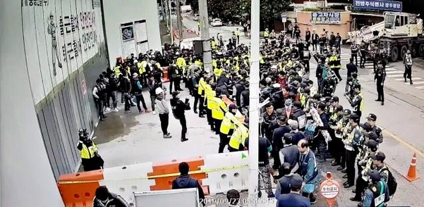 지난달 23일 광주광역시 임동의 한 건설 현장을 점거하고 있는 민주노총 조합원들이 카고크레인 진입을 막으면서 경찰과 대치하고 있다. /전국철근콘크리트연합 제공
