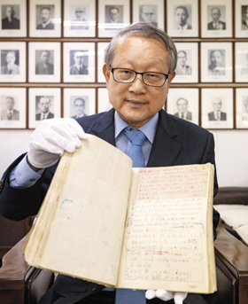 권재일 한글학회장이 1945년 서울역에서 발견됐던 조선말 큰사전 원고를 들고 있다.