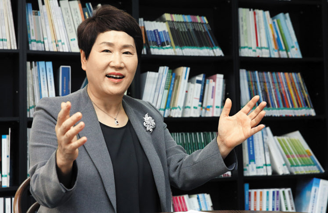방순자 전략물자관리원장은 4일 본지 인터뷰에서 “전략물자관리원은 기업을 규제하기 위한 기관이 아니라 기업을 도와주기 위해 존재한다”며 “어떤 품목이 전략물자에 해당하는지 기업에 잘 알려줘서 수출 과정에 어려움을 겪지 않도록 돕고 있다”고 말했다.
