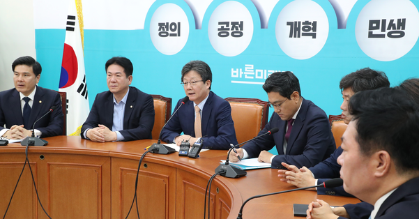 7일 오전 국회에서 열린 바른미래당 비당권파 모임인 '변화와 혁신을 위한 비상 행동' 회의에서 유승민 의원(왼쪽 세번째)이 발언하고 있다./연합뉴스